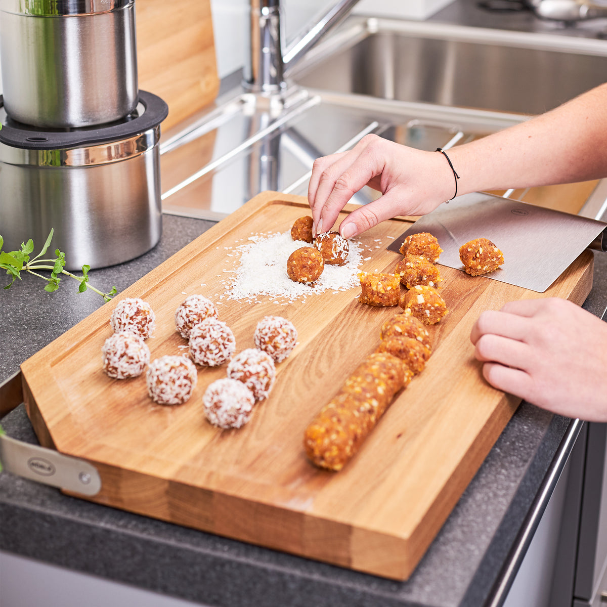 Cutting Board 48x32 cm | 18.9 x 12.6 in.with stainless steel handle